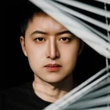 石嘉鋮飾演酒吧老闆的演員頭像